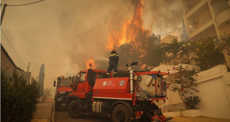Φωτιά: Θα παραμείνουν όλη τη νύχτα επίγειες δυνάμεις στη Βούλα