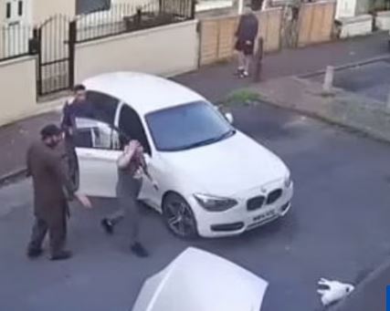 Κτηνωδία: Πάτησε γάτα με το αυτοκίνητο και γέλαγε μπροστά στους ιδιοκτήτες