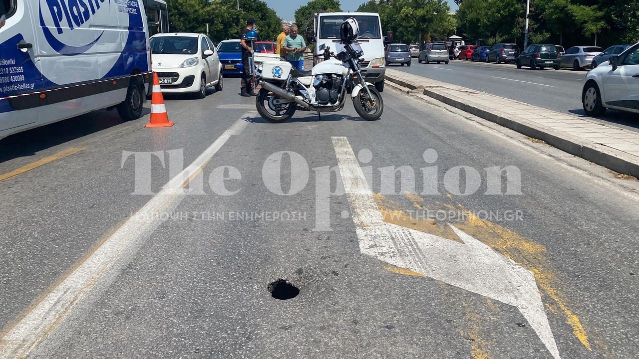 Νέα τρύπα στο κέντρο της Θεσσαλονίκης – Επί τόπου Τροχαία και συνεργεία του δήμου  (ΦΩΤΟ+ΒΙΝΤΕΟ)