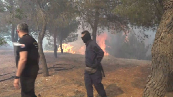 Γλυφάδα: Μήνυμα από το 112 για να εκκενωθεί το Πανόραμα, καίγονται σπίτια