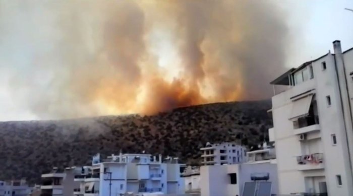 Ρεπορτάζ ΣΚΑΙ: Για τη φωτιά, φταίει ο Υμηττός που είναι τρελός και σαν μπακλαβάς