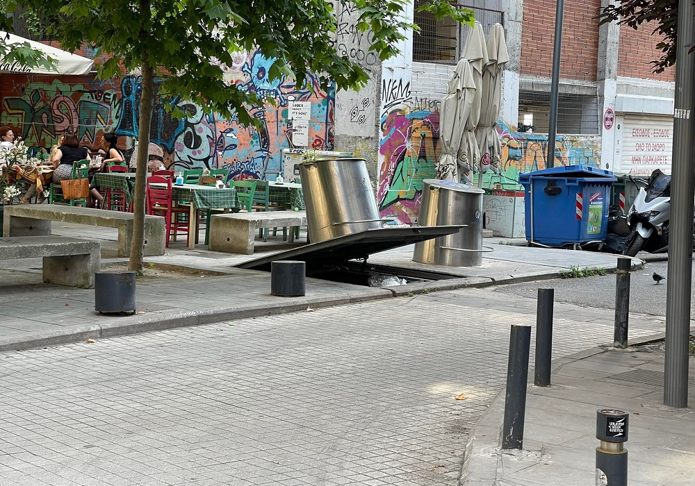 Θέμα TheOpinion: Δυσλειτουργικοί οι κάδοι απορριμμάτων στην πλατεία Εμπορίου (φωτο)