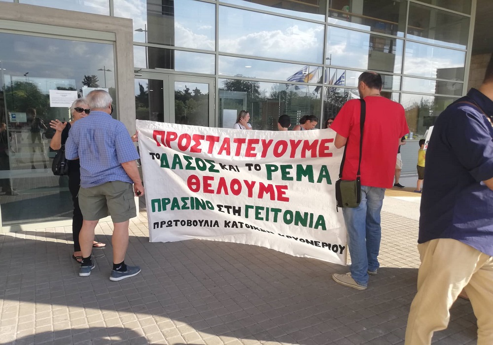 Διαμαρτυρία κατοίκων του Κρυονερίου στο δημαρχείο κατά της τσιμεντοποίησης (φωτο + vid)