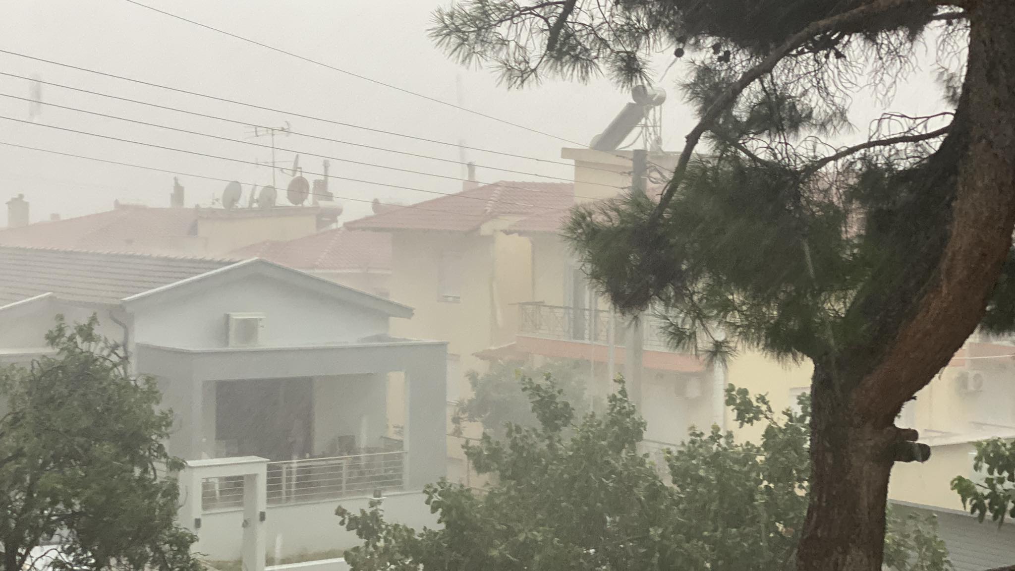 Νέο «κύμα» κακοκαιρίας στη Θεσσαλονίκη: «Άνοιξαν» οι ουρανοί στα Δυτικά (ΦΩΤΟ & VID)