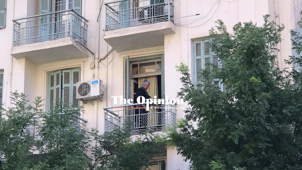 Βγήκε στο μπαλκόνι γυμνή και πετούσε αντικείμενα στον δρόμο (ΦΩΤΟ+VIDEO)