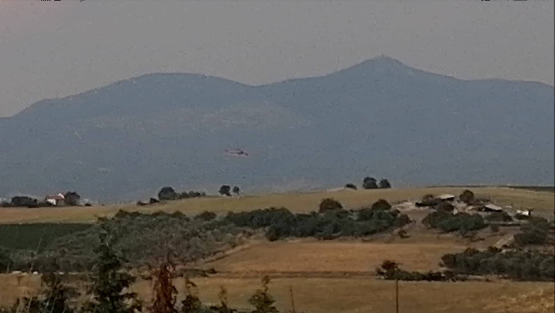 Καναντέρ στην προσπάθεια για κατάσβεση της φωτιάς στον Τρίλοφο (ΒΙΝΤΕΟ)