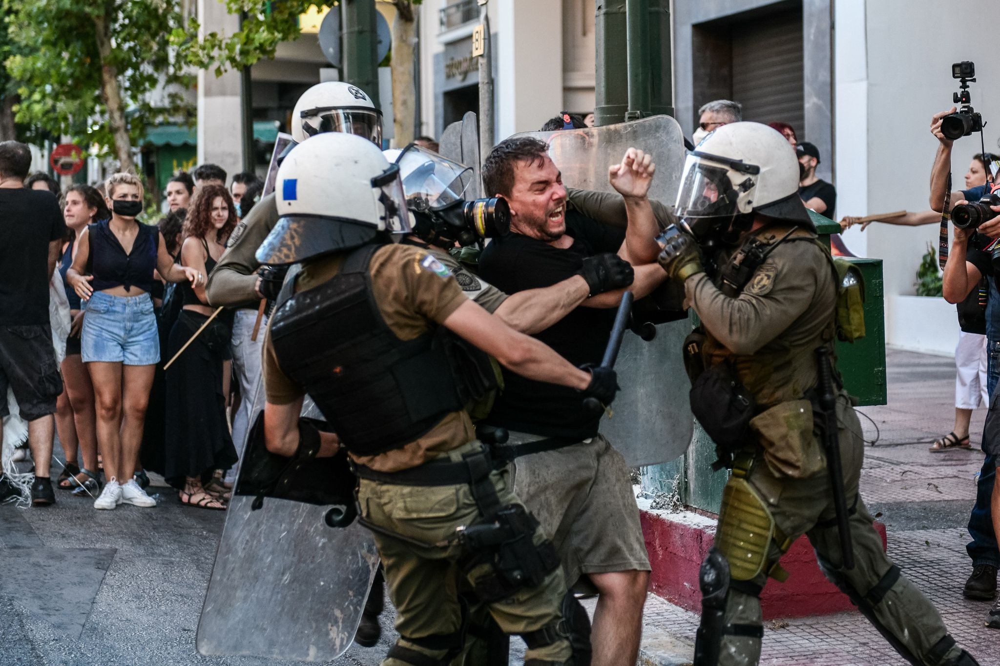 Τρώγοντας ξύλο στη χώρα με την «καταπληκτική ποιότητα ζωής»