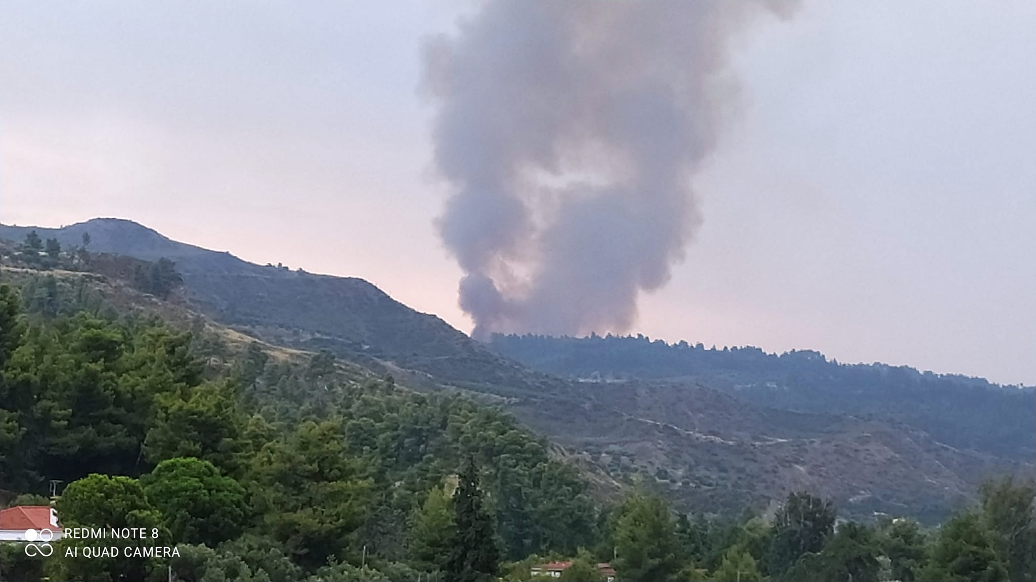 Δήμαρχος Κασσάνδρας στο TheOpinion: Δεν είναι ακόμα ελεγχόμενη η φωτιά στη Μόλα Καλύβα – Φόβοι για αναζωπύρωση (video)