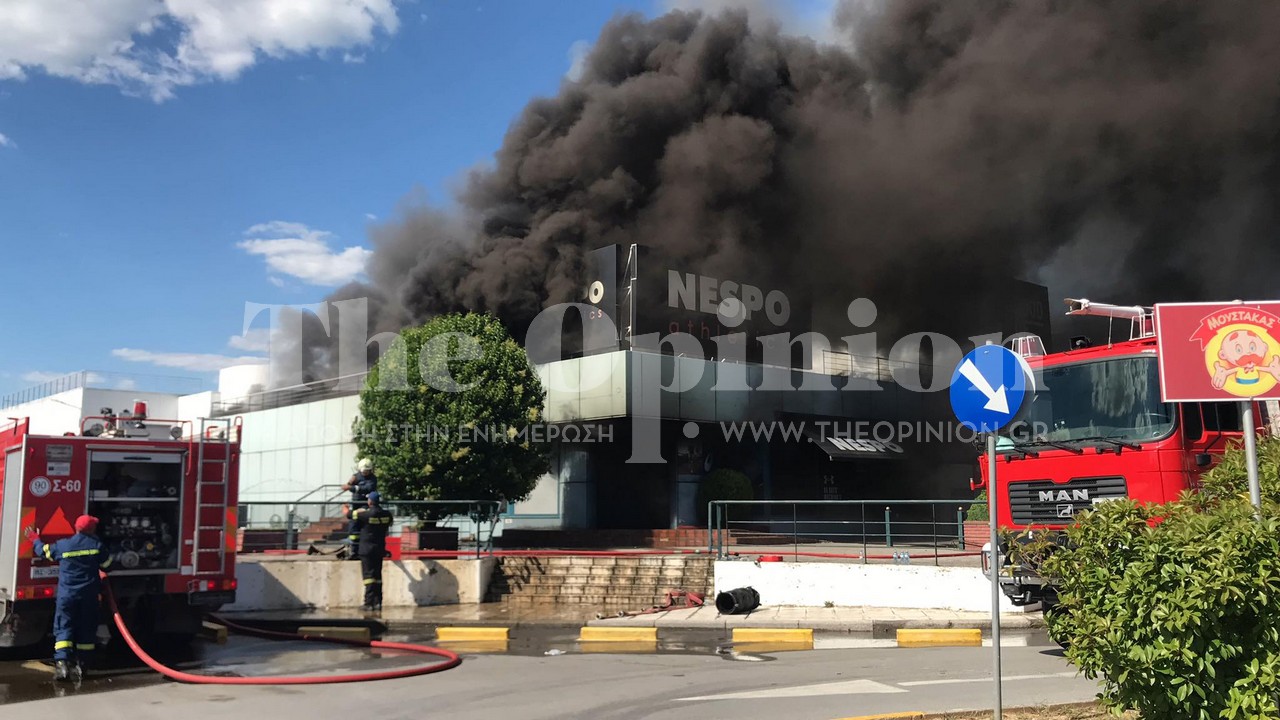 Θεσσαλονίκη: Υπό έλεγχο η φωτιά στο κατάστημα αθλητικών ειδών (ΦΩΤΟ+VIDEO)