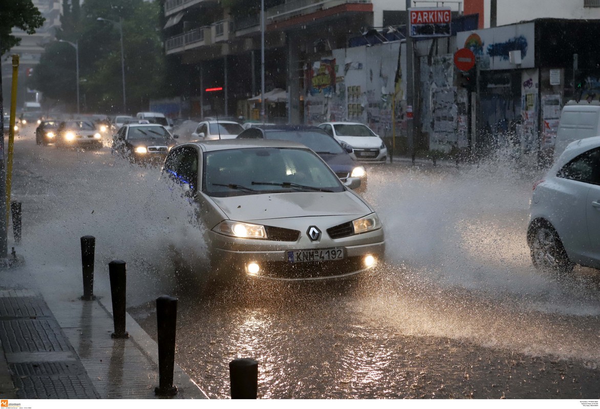 Με αυτό τον τρόπο πρέπει να περνάτε από νερά με το αυτοκίνητο (Video)