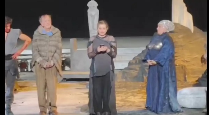 Μ. Κίτσου: Η στιγμή που διαβάζει την ανακοίνωση της αποφυλάκισης Λιγνάδη (ΒΙΝΤΕΟ)