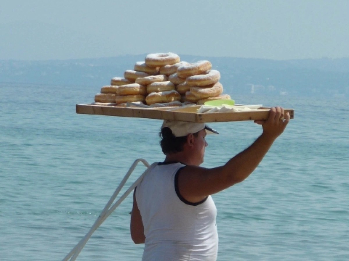 Χαλκιδική: Εκβιασμοί και εμπορία ανθρώπων πίσω από τους λουκουμάδες της παραλίας – Η δράση της εγκληματικής ομάδας