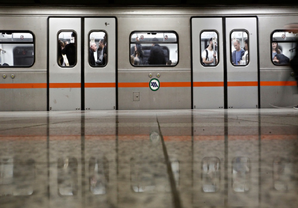 Συναγερμός στο Μοναστηράκι: Ψέκασε μέσα σε βαγόνι του μετρό με σπρέι πιπεριού