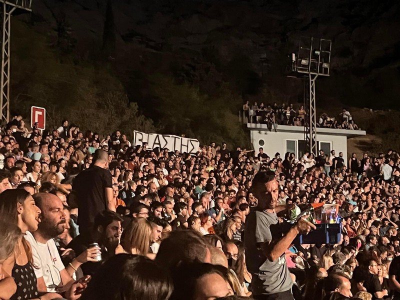 Πανό κατά του Λιγνάδη σε συναυλία του Θ. Παπακωνσταντίνου (Video)