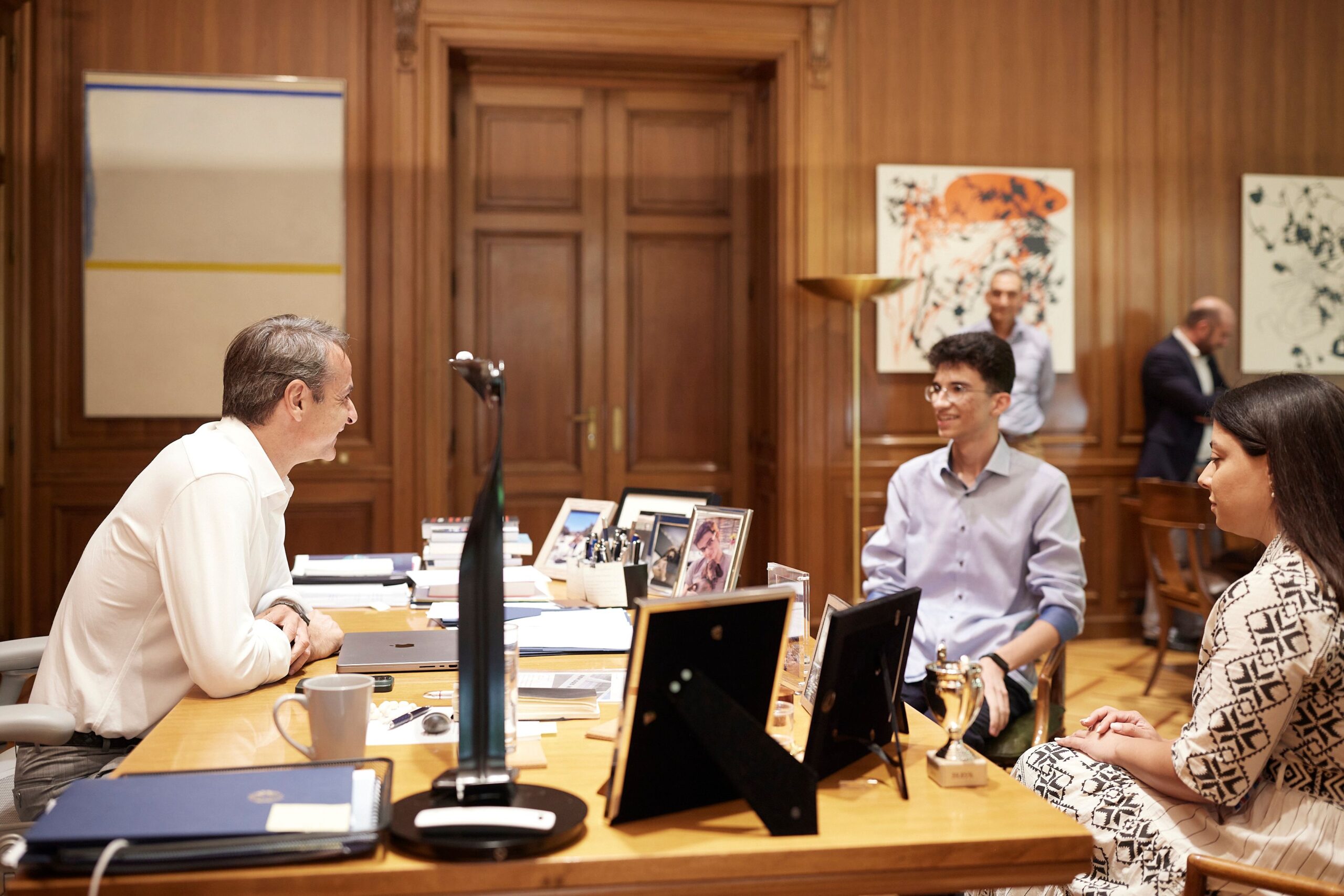 Με τον αριστούχο μαθητή από το Ιράν συναντήθηκε ο Μητσοτάκης