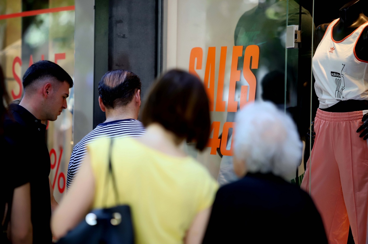 ΕΣΘ: Ξεκινούν οι θερινές εκπτώσεις – Ποια Κυριακή θα ανοίξουν τα καταστήματα