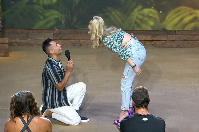 Survivor: Πρόταση γάμου – έκπληξη έκανε παίκτης στην αγαπημένη του (VIDEO)