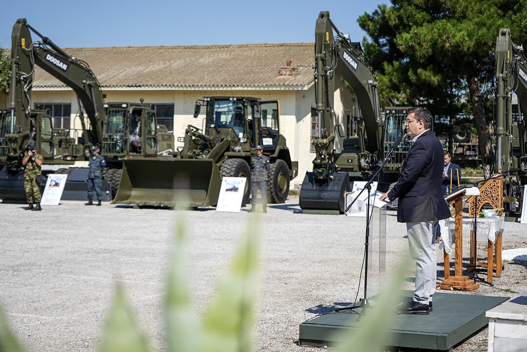 Τζιτζικώστας: Παρέδωσε μηχανήματα για τις ανάγκες πολιτικής προστασίας στις Ένοπλες Δυνάμεις