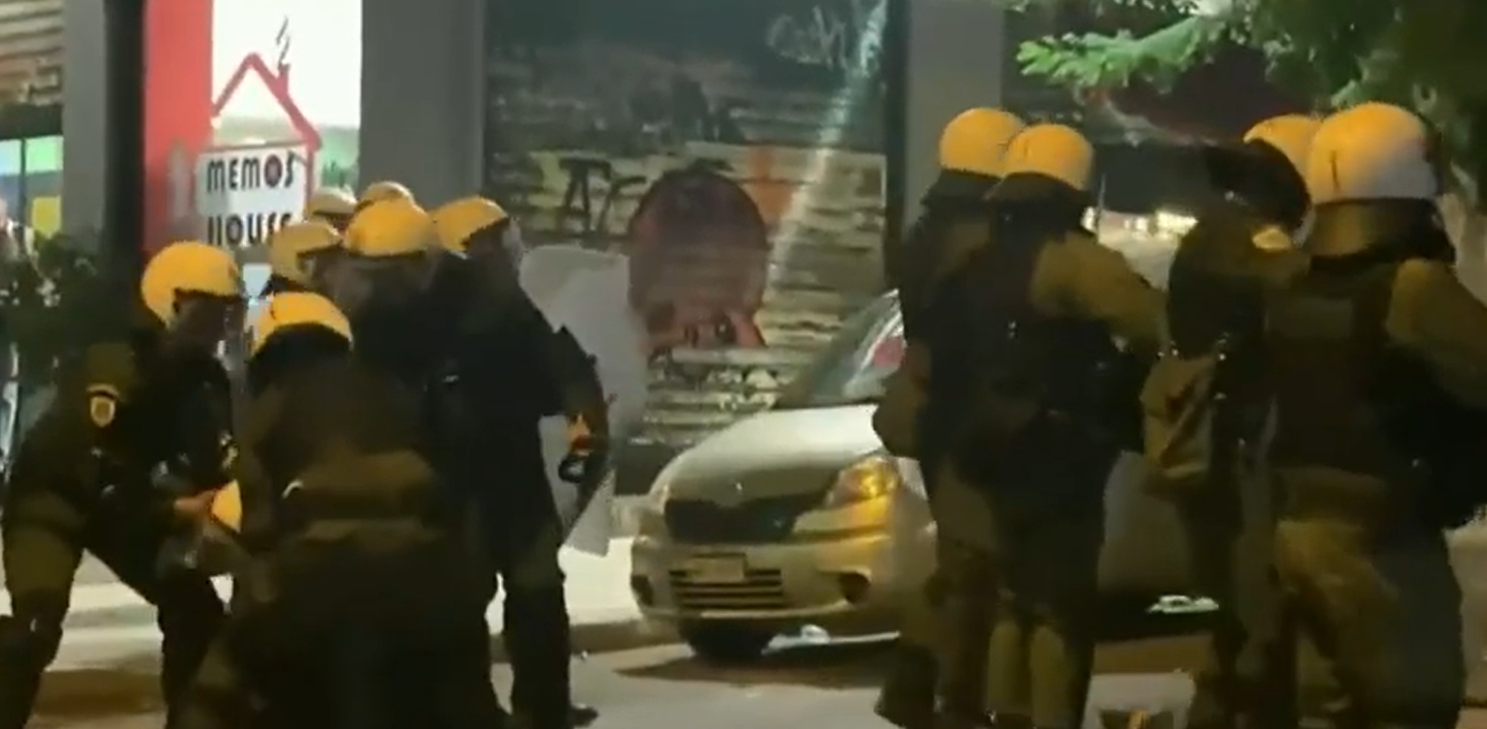 ΜέΡΑ 25: Ένστολοι νταήδες έδειραν γυναίκες που διαδήλωναν για τους βιασμούς