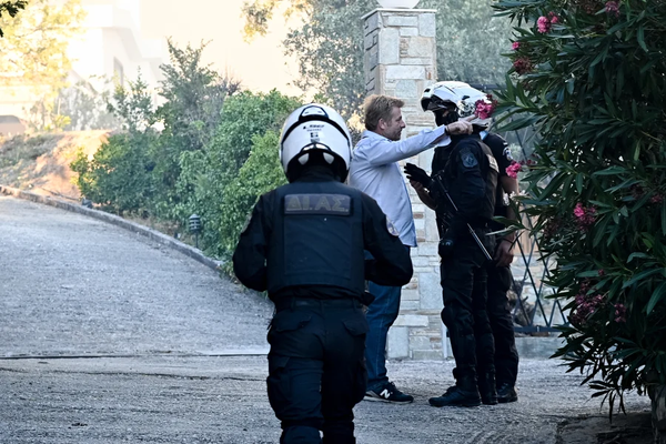 Θεοδωρικάκος για τις φωτιές στην Αττική: «Η αστυνομία τους έσωσε»
