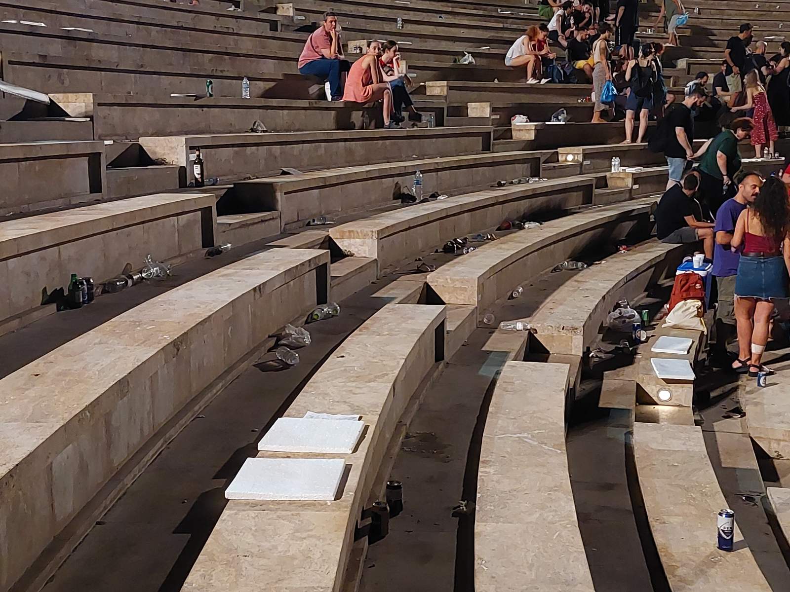 Συναυλίες και Σκουπίδια: Το χάος που αφήνουμε πίσω μας