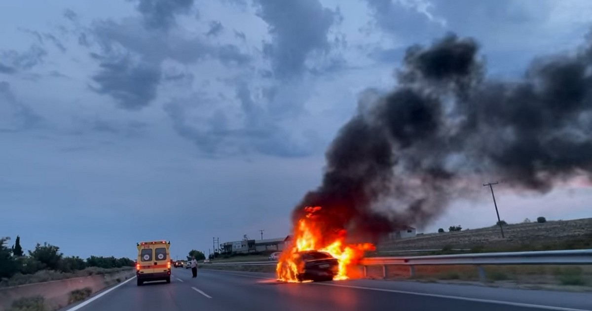 Χαλκιδική: Στις φλόγες τυλίχτηκε αυτοκίνητο στη Μουδανιών