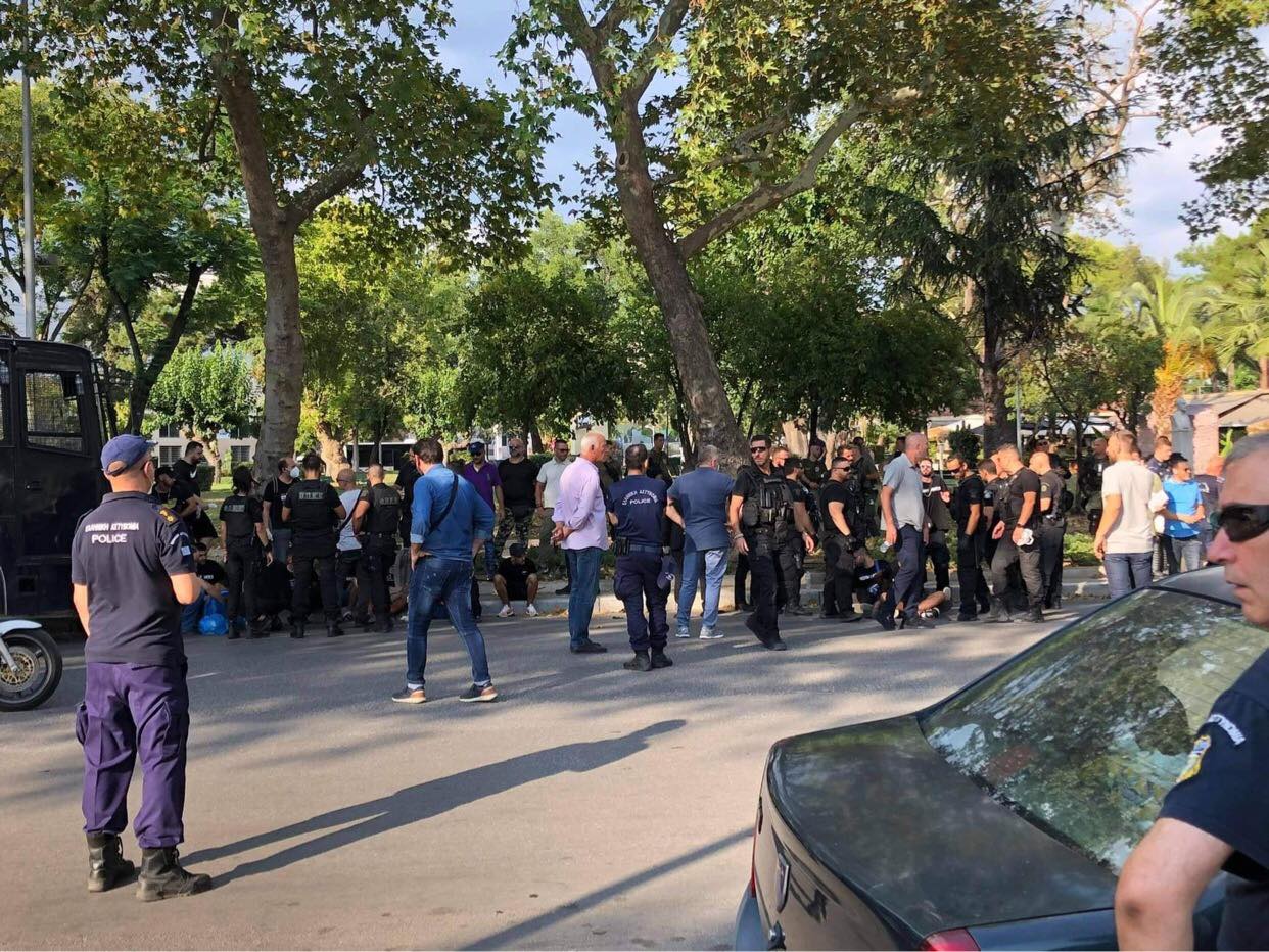 Θεσσαλονίκη: Προσήγαγαν οπαδούς της Μακάμπι στο Λευκό Πύργο (ΦΩΤΟ)