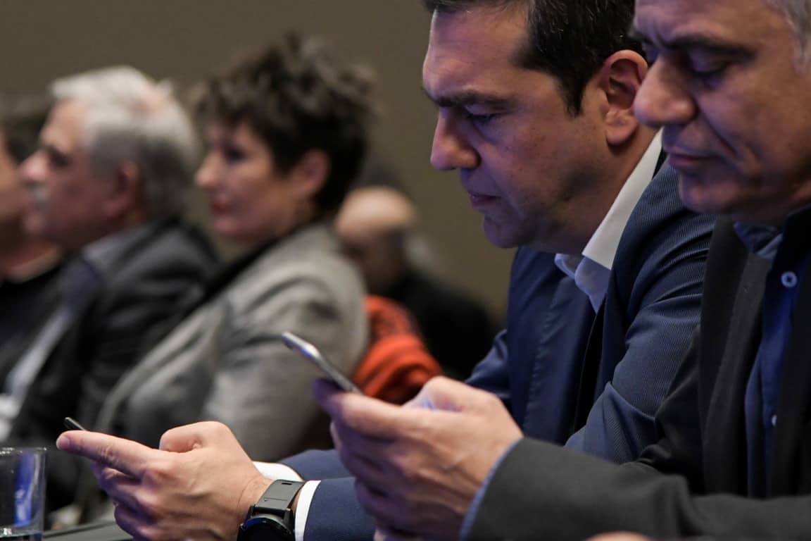 Χωρίς κινητά η συνεδρίαση του ΣΥΡΙΖΑ υπό τον φόβο παρακολουθήσεων