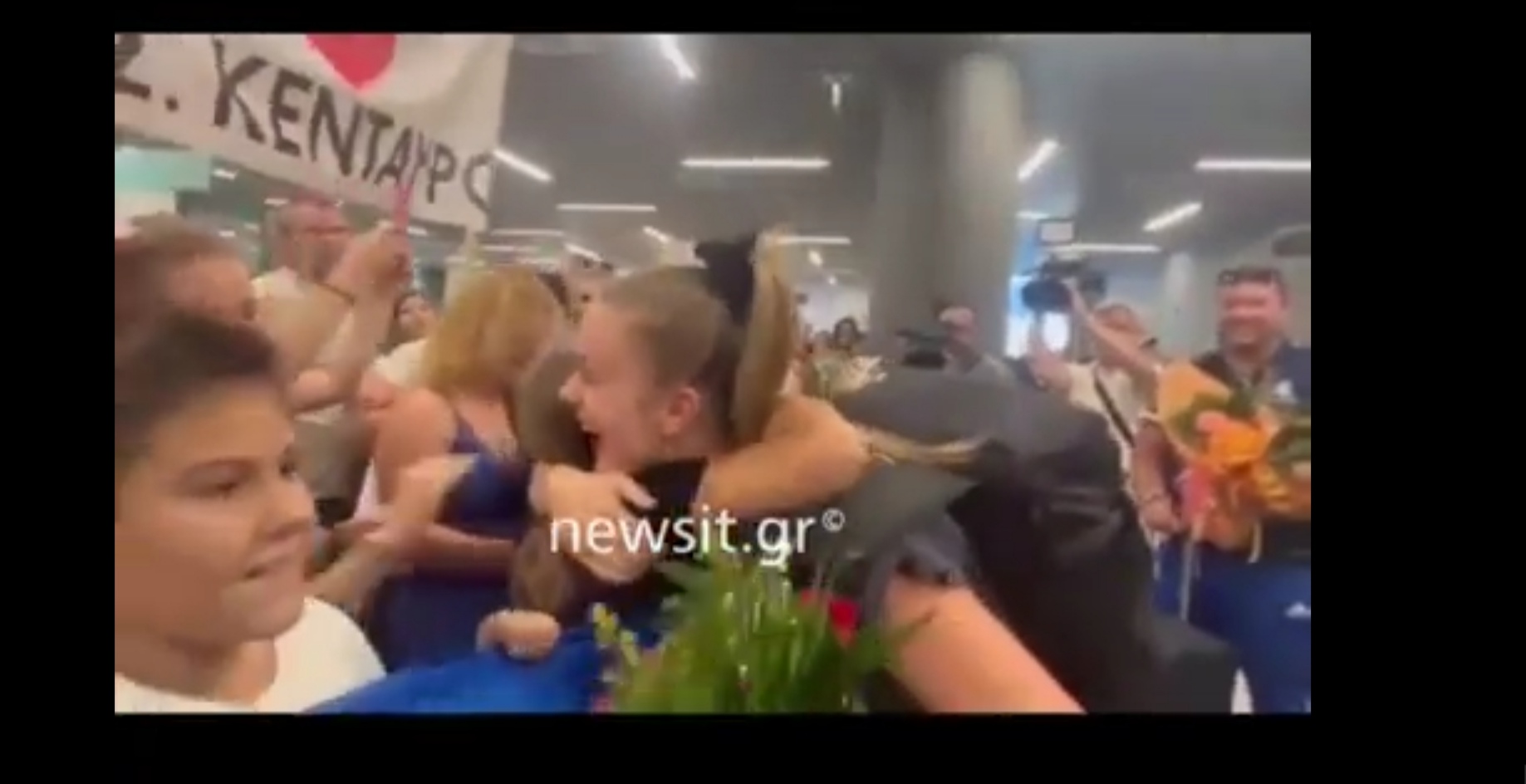 Ελίνα Τζένγκο: Ένθερμη υποδοχή στο Αεροδρόμιο Μακεδονία με πυρσούς και συνθήματα (ΒΙΝΤΕΟ)