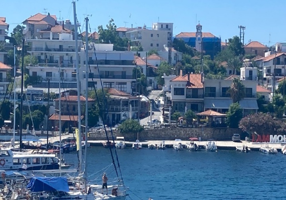 Αμμουλιανή: Το νησάκι που σε καθημερινή βάση 20πλασιάζει τον πληθυσμό του (Video)