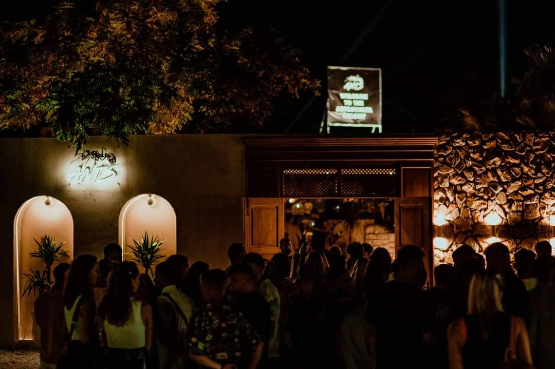 «ΜΑΤ, περιπολικά και ΟΠΚΕ κρατάνε κλειστό το κατάστημά μας» – Η απάντηση για την σφράγιση κλαμπ στην Ασπροβάλτα