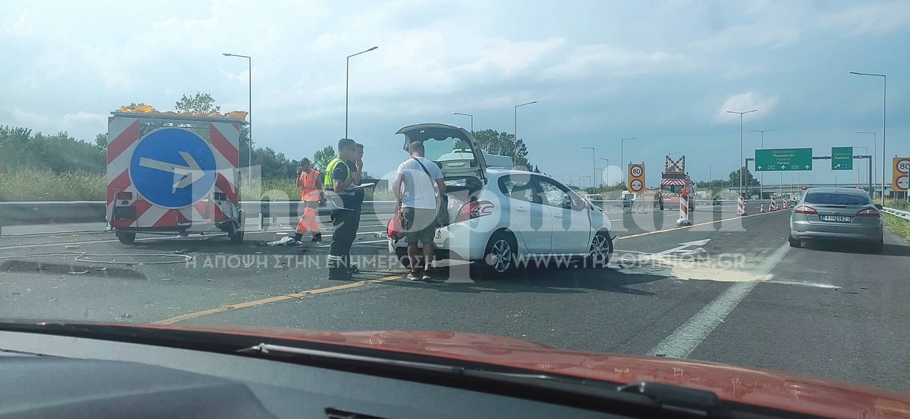 Ατύχημα στην ΠΑΘΕ: ΙΧ προσέκρουσε στις προειδοποιητικές πινακίδες των έργων (ΦΩΤΟ)