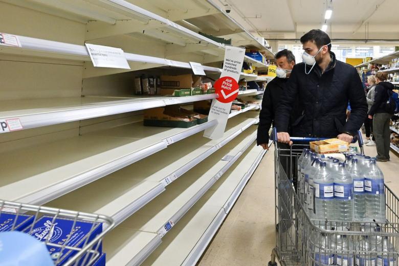 Βρετανία: Εικόνες πανικού στα σούπερ μάρκετ – Άδειασαν τα ράφια με τα νερά
