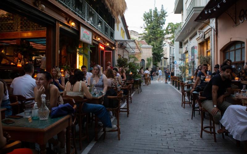 Αυξήθηκε ο τζίρος το β’ τρίμηνο για καταλύματα – εστίαση