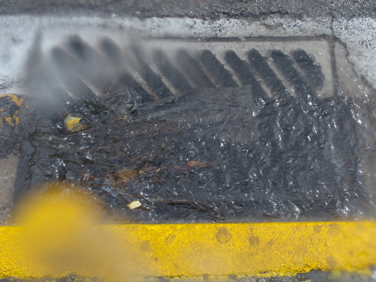 Πέτσας σε δημάρχους: Καθαρίστε τα φρεάτια και μαζέψτε τα σκουπίδια!