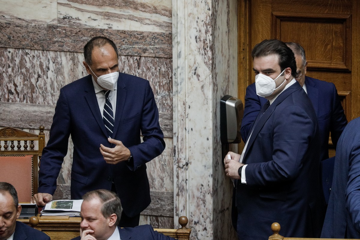 Κόντρα Γεραπετρίτη-Τσίπρα στη Βουλή: «Προσβάλετε έναν βουλευτή – Μην κουνάτε το δάκτυλο για μηνυσεις»