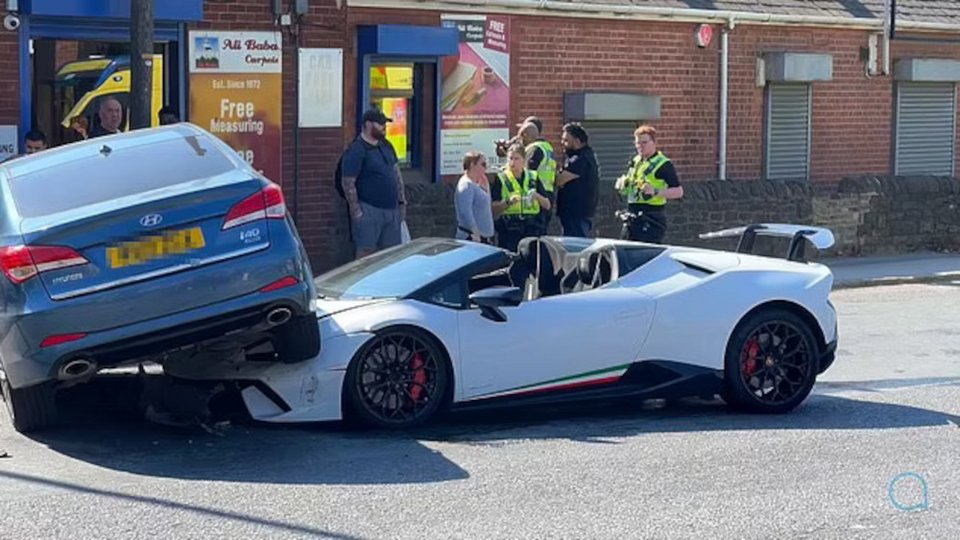 Καρέ – καρέ η στιγμή που ένα Hyundai συγκρούεται με μία πολυτελή Lamborghini