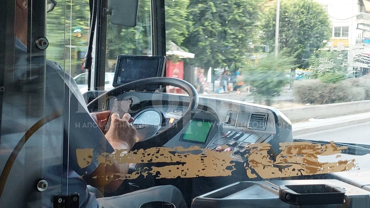 Οδηγός του ΟΑΣΘ έγραφε μηνύματα στο κινητό του την ώρα που οδηγούσε (video)