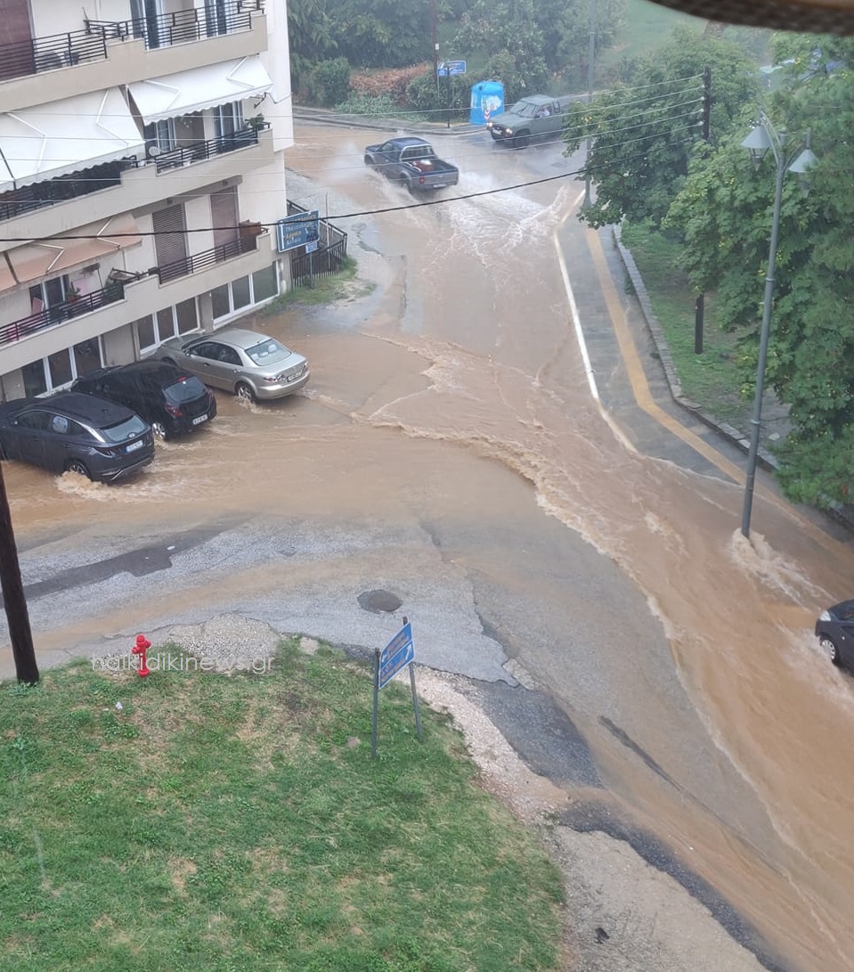 Χαλκιδική: Πλημμύρες «έπνιξαν» τον Πολύγυρο (Video)