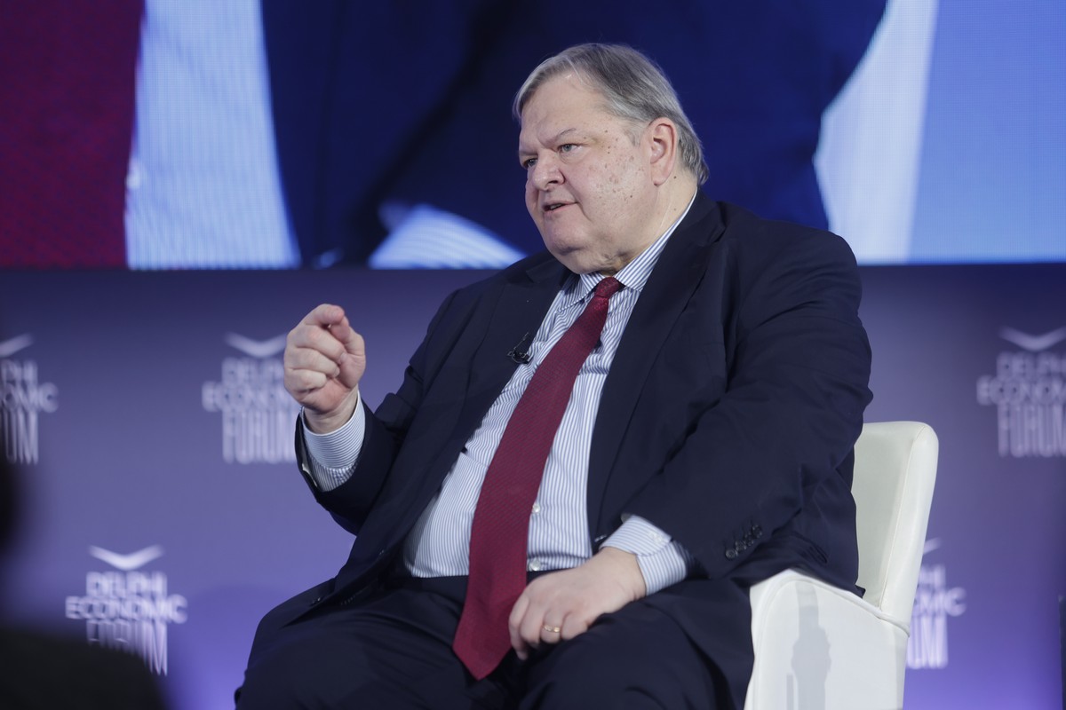 Αιχμηρή απάντηση Βενιζέλου σε Μητσοτάκη: Αν δεν θέλει να σέβεται τις πολιτικές μου απόψεις, να προσέχει και να λαμβάνει υπόψη του τις νομικές μου