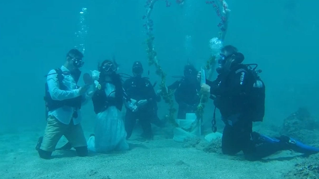 Αλόννησος: Ο πρώτος υποβρύχιος γάμος είναι γεγονός (video)