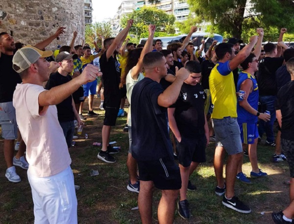 Συγκέντρωση και συνθήματα των οπαδών της Μακάμπι στον Λευκό Πύργο (ΦΩΤΟ)