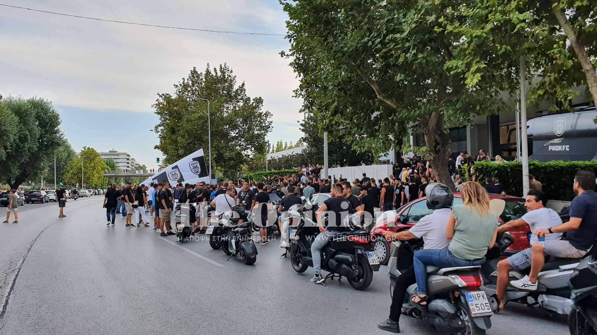 Θεσσαλονίκη: Οπαδοί του ΠΑΟΚ έξω από το Μακεδονία Παλλάς λίγες ώρες πριν το ντέρμπι με τον Άρη (ΦΩΤΟ & ΒΙΝΤΕΟ)