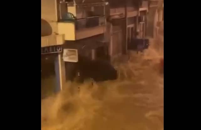 Θεσσαλονίκη: Αυτοκίνητα παρασύρονται από χείμαρρο στις Συκιές (ΒΙΝΤΕΟ)