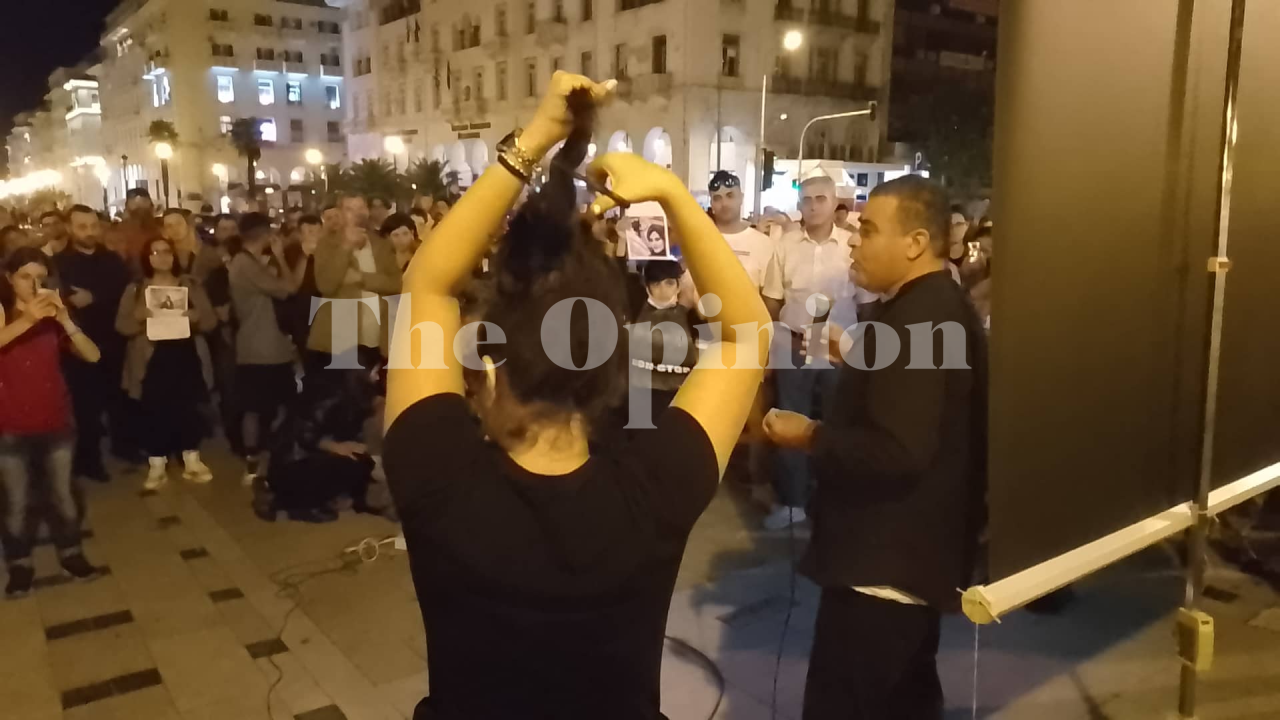 Θεσσαλονίκη: Διαμαρτυρόμενοι έκαψαν χιτζάμπ για τον θάνατο της Mahsa Amini- Νεαρή έκοψε συμβολικά τα μαλλιά της