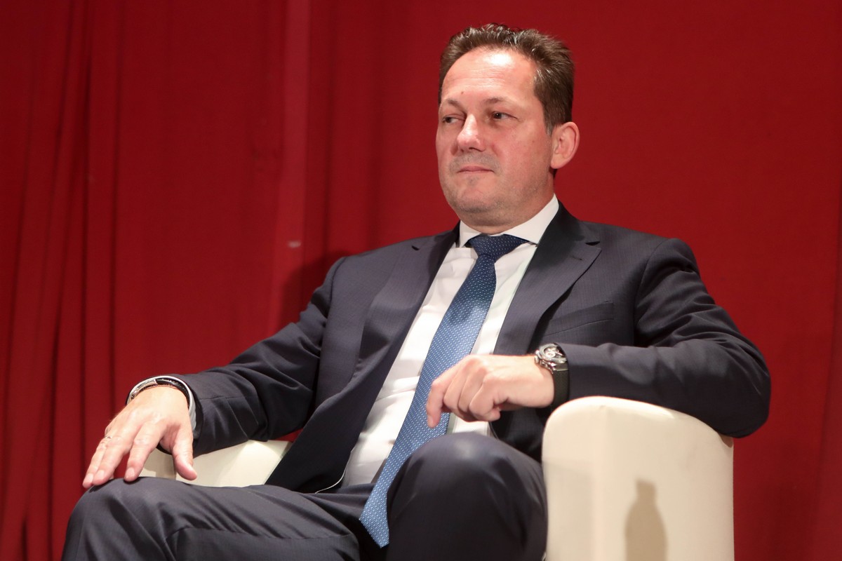 “Γιατί δεν παραιτήθηκε ο Πέτσας;”