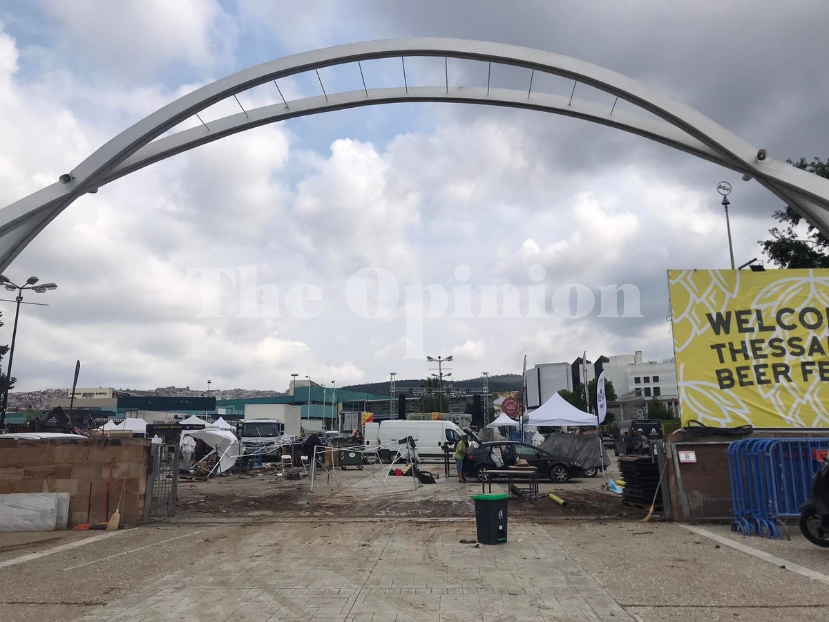 Περίπτερο της ΔΕΘ έγινε «λίμνη» μια εβδομάδα πριν τα εγκαίνια-Μαζεύουν τις λάσπες με φορτωτή (ΦΩΤΟ)