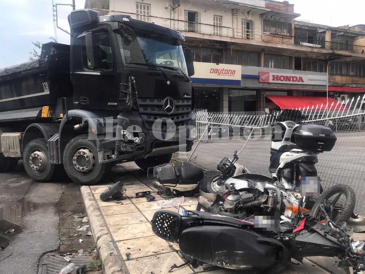 Τρελή πορεία φορτηγού στη Μοναστηρίου – Έπεσε πάνω σε σταθμευμένα οχήματα (ΦΩΤΟ)
