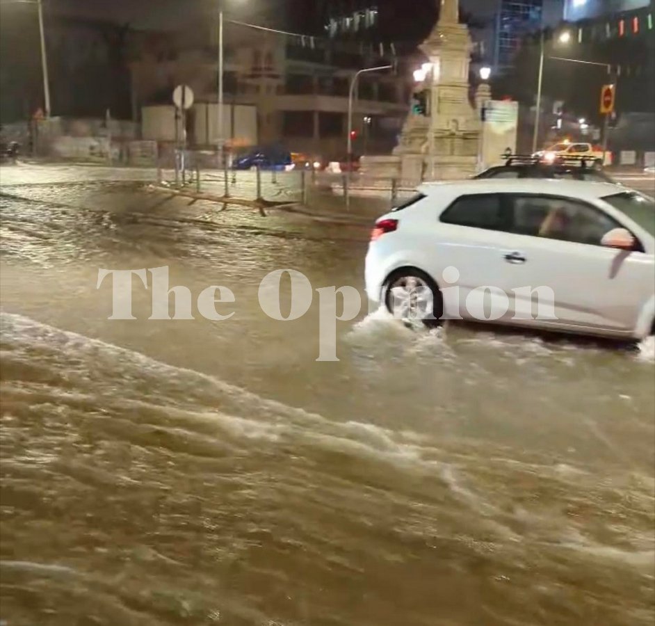 «Πνίγηκε» η Θεσσαλονίκη τα ξημερώματα – Παρασύρθηκαν αμάξια στις Συκιές (VIDEO)