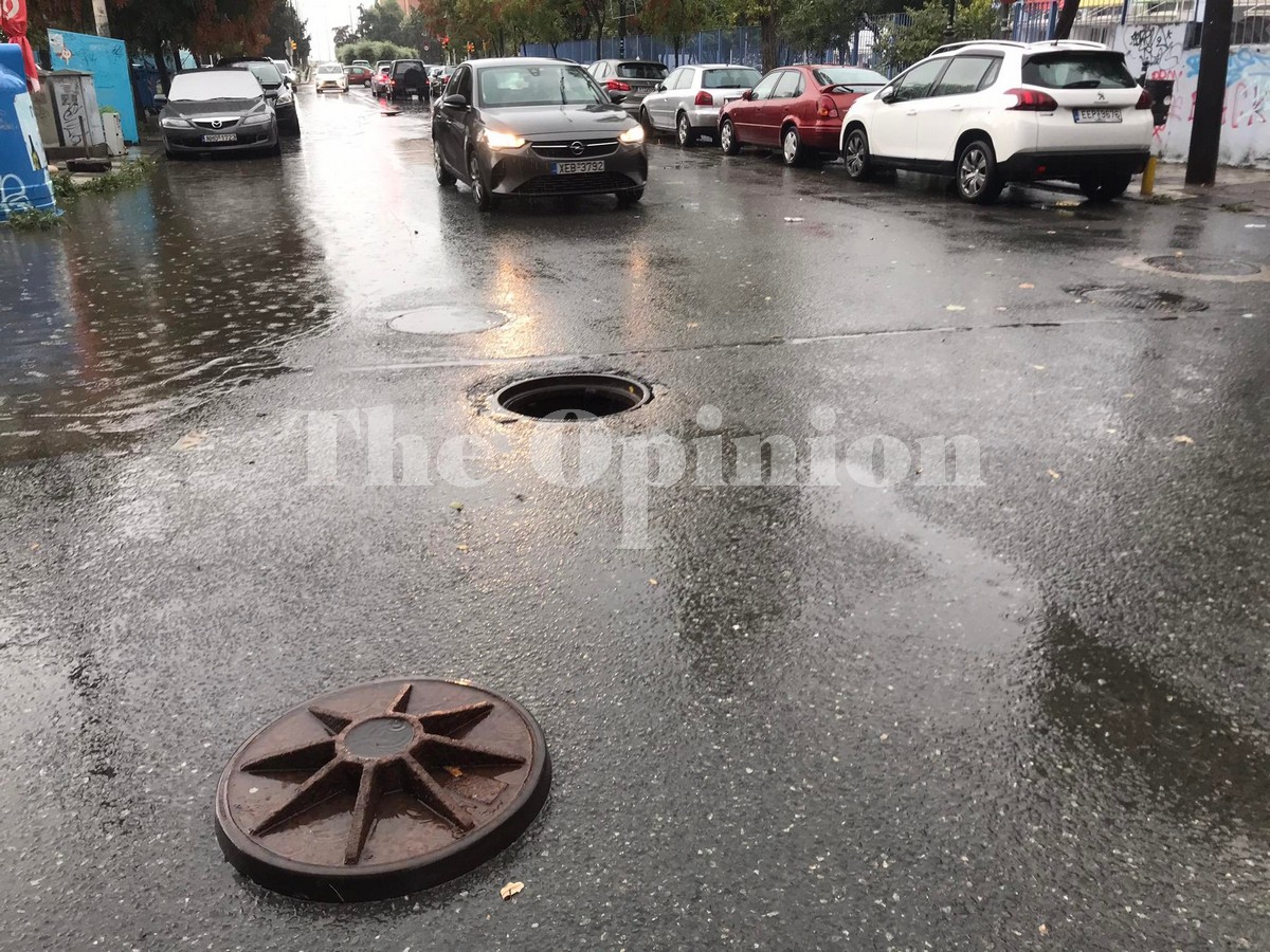Θεσσαλονίκη: Άνοιξαν τα καπάκια από τους υπονόμους – Σλάλομ οι οδηγοί (ΦΩΤΟ)